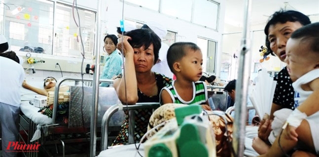 Trẻ bị sốt xuất huyết điều trị tại Bệnh viện Nhi đồng 1 TP.HCM. Ảnh: Hiếu Nguyễn
