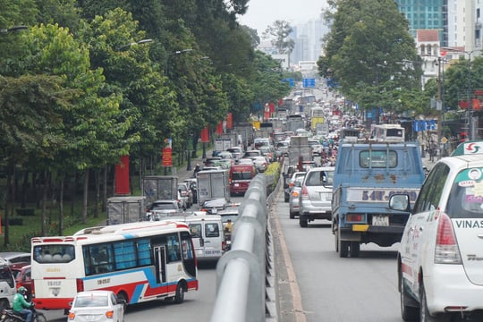 Trục đường Cộng Hòa - Hoàng Văn Thụ, cửa ngõ ra vào sân bay Tân Sơn Nhất liên tục ùn ứ những ngày gần đây do lưu lượng phương tiện tăng cao