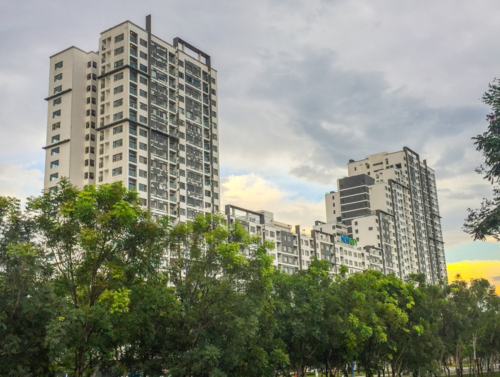 Dự án New City Thủ Thiêm đến nay vẫn chưa có quyết định chính thức của UBND TP.HCM cho chuyển từ nhà tái định cư sang nhà thương mại nhưng chủ đầu tư là Công ty Thuận Việt đã mang hơn 1.300 căn hộ của dự án đi bán. 