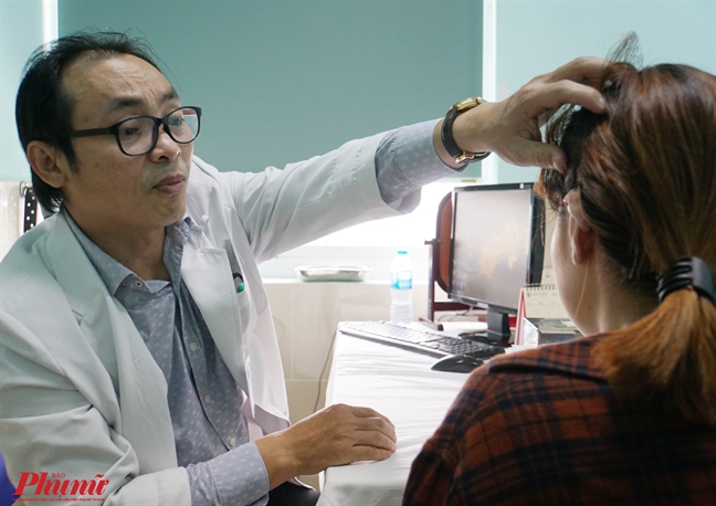 Bác sĩ Tuấn đang xem lại vết thương cho một bệnh nhân bị biến chứng sau làm đẹp