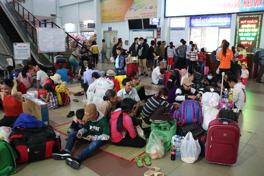 Hành khách vạ vật tại ga Sài Gòn chiều 27-1 do nhiều đoạn tàu bị chậm giờ