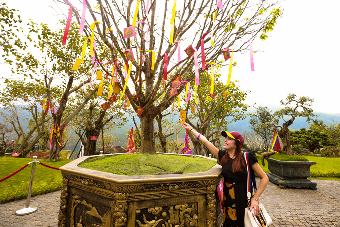 Hái lộc đầu năm là hoạt động mang đậm nét văn hóa của người Việt với ý nghĩa đón may mắn