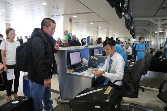 Hành khách làm thủ tục tại ga hàng không quốc tế Tân Sơn Nhất. Ảnh minh hoạ