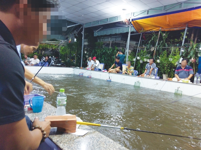 Khách đang thi câu tôm ở hồ M.T. trên đường Trịnh Đình Trọng, Q.Tân Phú, TP.HCM với tổng tiền ném vào hồ là 21 triệu đồng