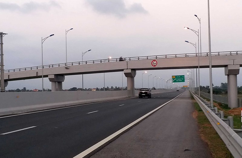 Cầu vượt Tiền Phong nơi các xe ô tô lưu thông qua bị ném đá