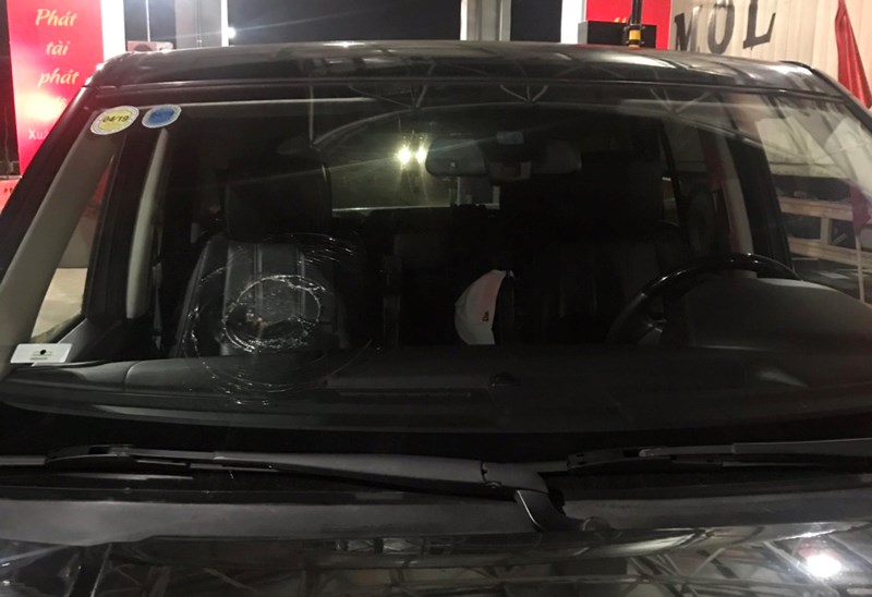 Chiếc xe Range Rover bị ném vỡ kính tối 20-2