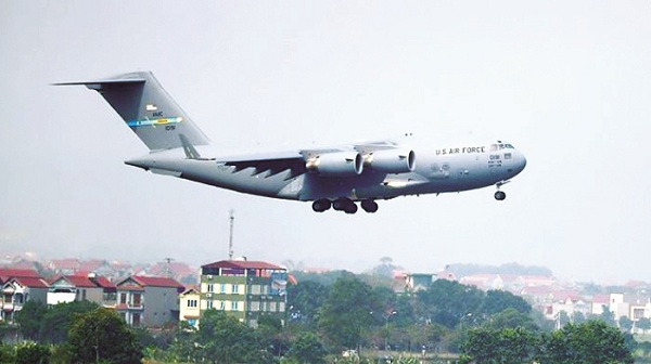 Vận tải cơ C-17 Globemaster đáp xuống sân bay Nội Bài chiều ngày 20/2/2019. (Ảnh: VNF).