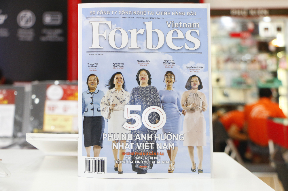 Chủ tịch kiêm Tổng Giám đốc FPT Retail Nguyễn Bạch Điệp (bìa phải) xuất hiện trên trang bìa Forbes Việt Nam số tháng 3/2019.