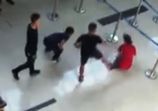 Nữ nhân viên hàng không bị đạp ngã ở sân bay Thọ Xuân - Ảnh cắt từ video    