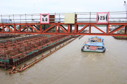 Cống kiểm soát triều Tân Thuận (giữa quận 4 và quận 7, TP.HCM) đang cản trở giao thông thủy do vắng người điều tiết, hướng dẫn tàu bè