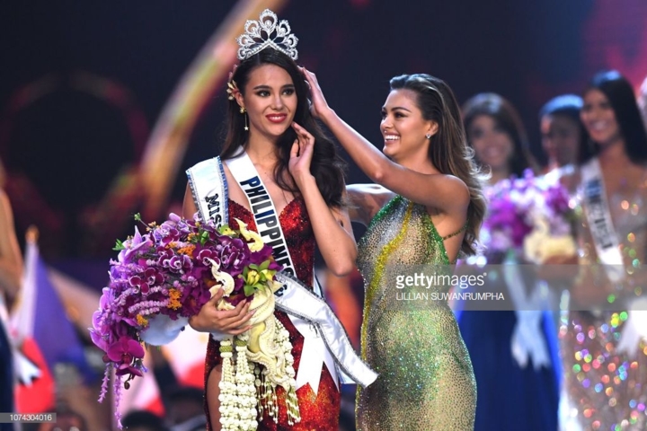 Người đẹp 24 tuổi nhận vương miện từ Hoa hậu Hoàn vũ 2017, Demi-Leigh Nel-Peters. Đây là lần thứ 4 Philippines có người đẹp giành danh hiệu Hoa hậu Hoàn vũ.  