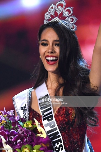 Sau bán kết Miss Universe năm nay, Gray được Missosology trao cúp 
