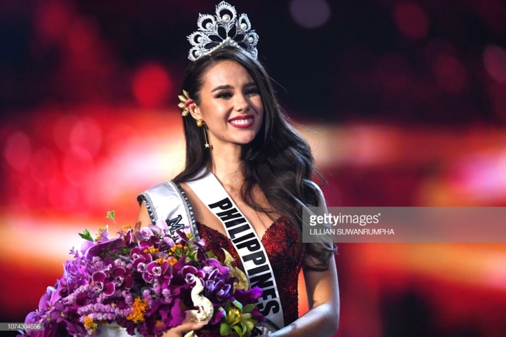 Catriona Gray từng đoạt danh hiệu Hoa hậu Thế giới Philippines 2016 và Hoa hậu Hoàn vũ Philippines 2018.  