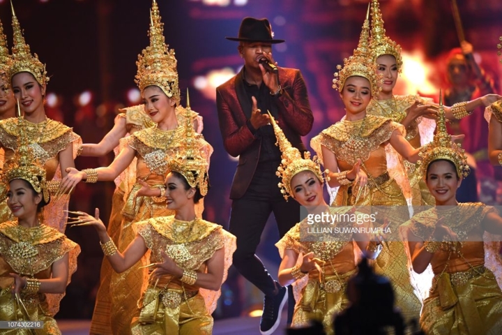 Đêm Chung kết Hoa hậu Hoàn vũ 2018 với các màn trình diễn mang đậm văn hóa Thái Lan.  