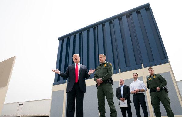 Tổng thống Trump đứng bên mẫu tường biên giới tại San Diego hồi tháng 3/2018. Ảnh: The New York Times  
