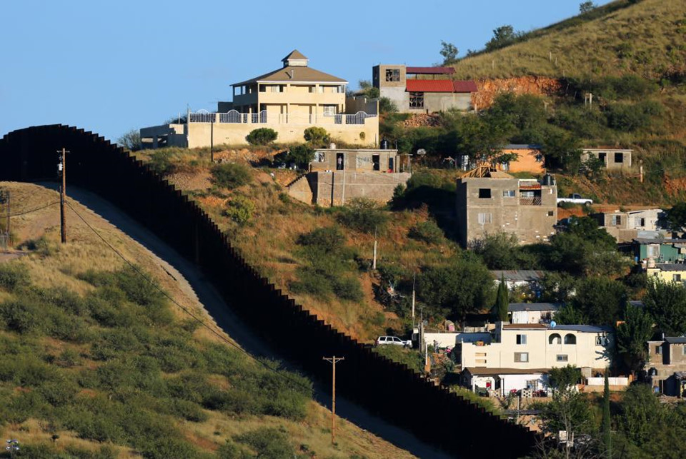 Tổng thống Trump muốn xây dựng bức tường kiên cố hơn thay thế cho hàng rào hiện tại ngăn cách Mỹ và Mexico.  