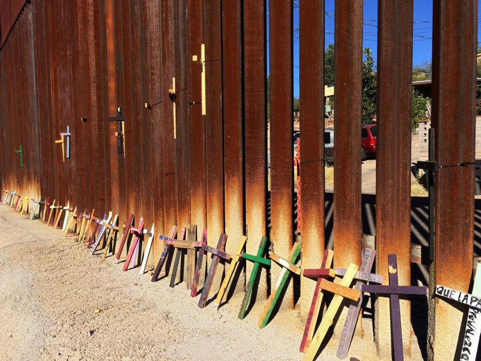 Bộ thánh giá bằng gỗ tưởng nhớ những người thiệt mạng trên đường di cư đến Mỹ được đặt tại dưới chân hàng rào biên giới ở Nogales, bang Sonora, Mexico. Ảnh: Reuters  