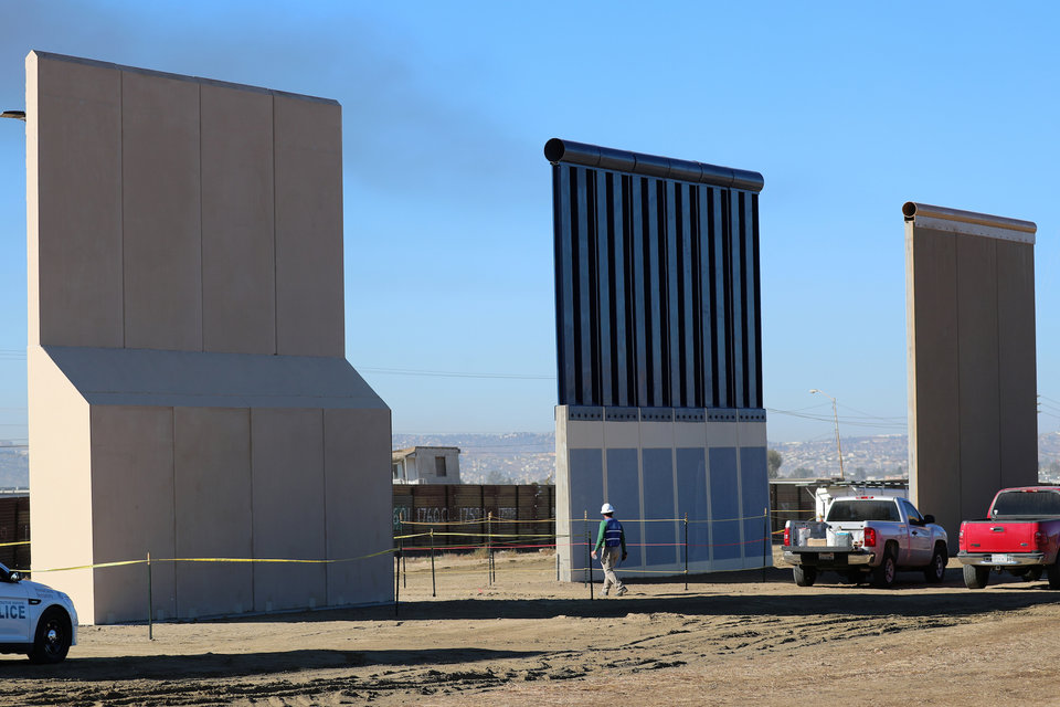 3 trong số 8 mẫu tường biên giới mới được trưng bày ở khu vực biên giới tại San Diego, bang California tháng 10/2017. Ảnh: Reuters  