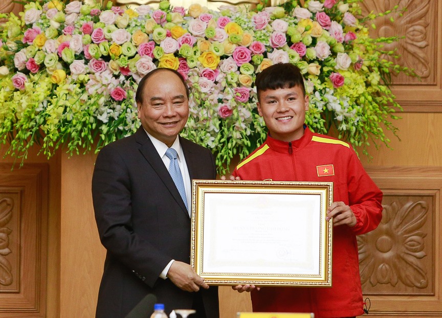 Quang Hải nhận Huân chương Lao động hạng Nhì. Ảnh: Đ.H    
