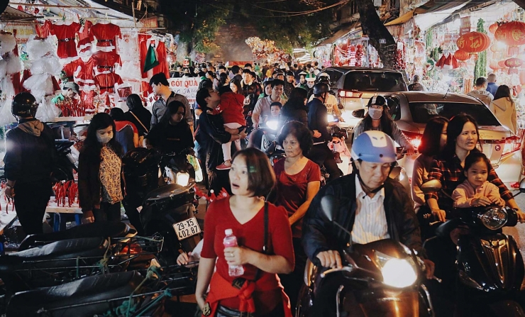 Người dân Thủ đô tập trung rất đông tại phố Hàng Mã để chơi Noel  