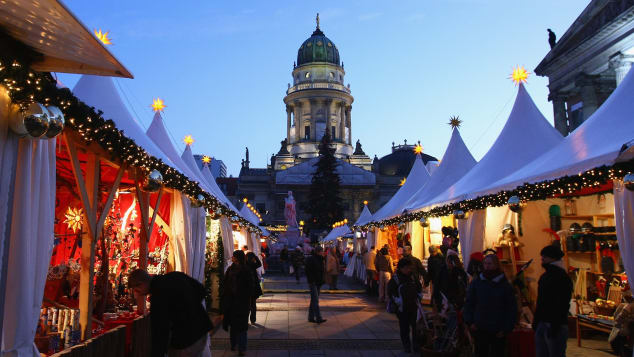  Berlin là một điểm đến cực kỳ phổ biến trong mùa lễ hội nhờ các chợ Giáng sinh. Khu chợ Gendarmenmarkt là một trong những nơi thu hút khách du lịch nhất của Berlin vào những ngày này nhờ các gian hàng mang đậm kiến trúc truyền thống. Các lều thủ công rộng lớn có mọi thứ từ tranh khắc gỗ đến những món quà Giáng sinh giảm giá, hòa nhạc diễn ra hàng đêm  từ hợp xướng đến jazz.    