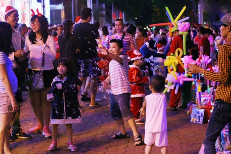 Những nụ cười hạnh phúc của những cô bé, cậu bé khi đón Noel trong thời tiết mát mẻ về đêm ở Sài Gòn  