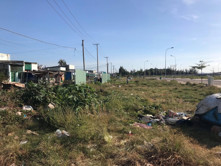 Cảnh hoang tàn, ngập rác và cây bụi dại tại Dự án Khu đô thị - Thương mại nghỉ dưỡng Vietpearl City Phan Thiết. Ảnh: LG  