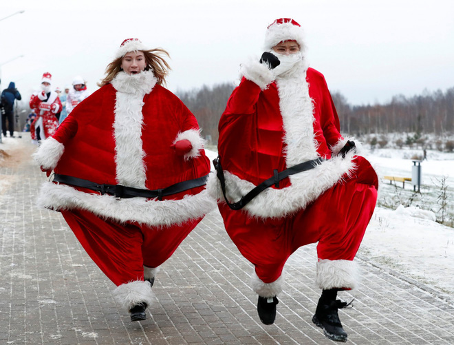  Cặp đôi mặc trang phục của Ông già Noel tham gia cuộc thi chạy Santa Run ở Minsk.     