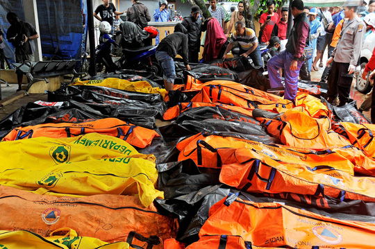 Thi thể các nạn nhân trong vụ sóng thần được đặt tại một cơ sở y tế ở tỉnh Banten - Indonesia hôm 23-12 Ảnh: REUTERS    