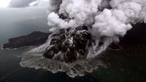 Núi lửa Anak Krakatau vẫn tiếp tục phun trào.  