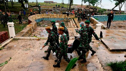 Binh lính Indonesia đưa thi thể của những nạn nhân đã thiệt mạng trong thảm họa sóng thần đến địa điểm đã định.  
