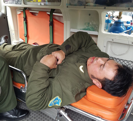 Anh Nguyễn Văn Điệp được chăm sóc trên xe cứu thương    