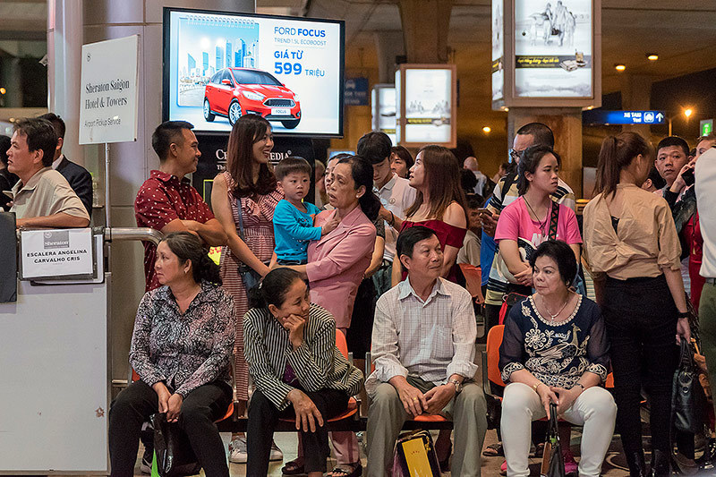 Tại Nhà ga Quốc tế sân bay Tân Sơn Nhất những ngày này luôn ken cứng người dân đón người thân định cư, làm ăn ở nước ngoài về Việt Nam đón tết. (Ảnh: Quốc Anh)