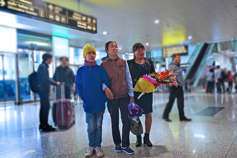  Bà Đỗ Thị Loan, nhà ở TP Hải Dương (giữa) cùng con cháu chờ đón người con gái trở về từ Malaysia.  