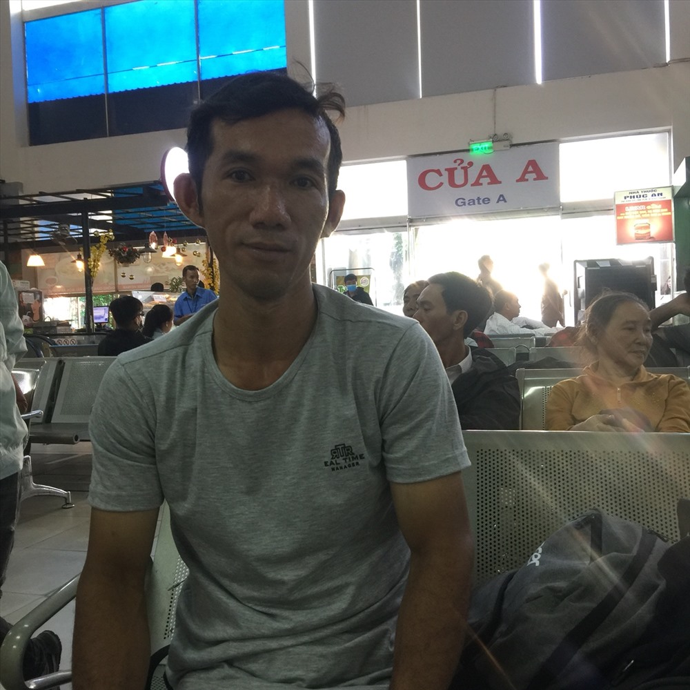 Anh Bùi Văn Ngọc rất bất ngờ khi mua được vé đi ngay về Quảng Ngãi rất dễ dàng.  