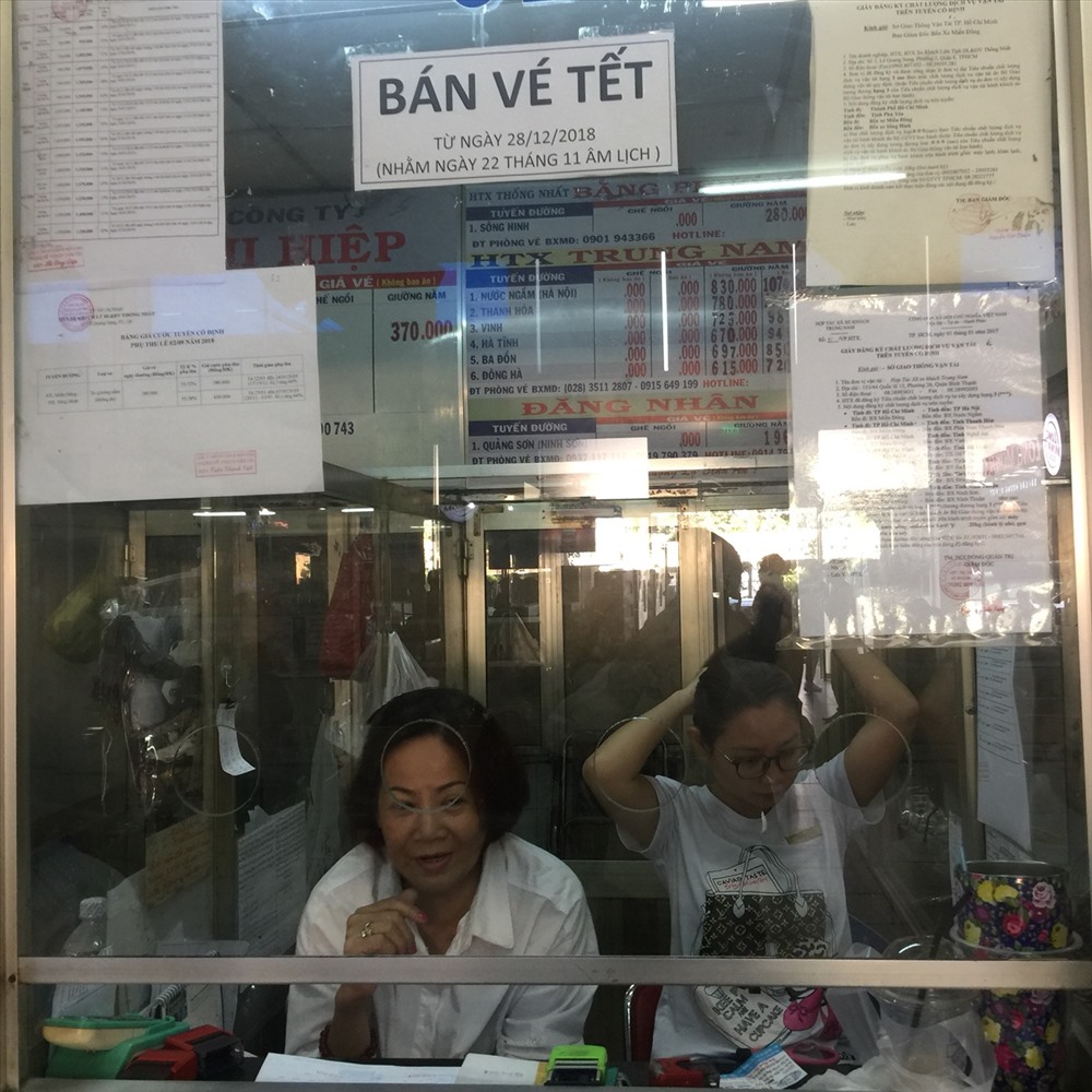 Chị Liễu, nhân viên bán vé khẳng định, vé đi Hà Nội và các tỉnh phía Bắc đang rất ế, không có khách mua.   