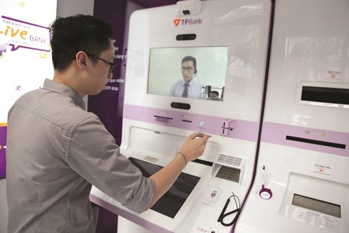 Ở Việt Nam, chiếc máy ATM đầu tiên được đưa vào sử dụng năm 2002 tại Hà Nội. 17 năm qua, nhiều loại máy ATM mới đã được đưa vào sử dụng.  