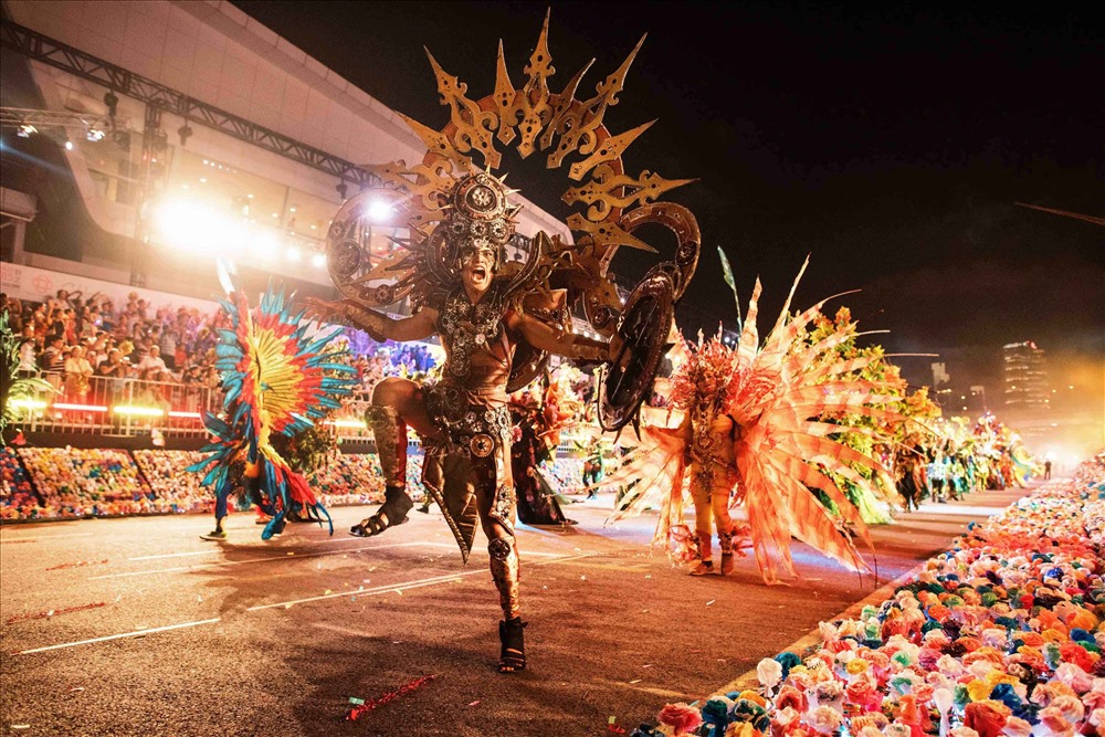 Người dân Singapore thể hiện sự đa dạng văn hóa trong các màn trình diễn trang phục độc đáo. Các điệu múa mang bản sắc vùng miền cũng được trình diễn tại lễ hội này.  