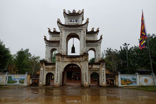 Làng Cổ Định ở ngay dưới chân núi Nưa, nơi có đền Nưa linh thiêng thờ nữ tướng Triệu Thị Trinh (bà Triệu)    