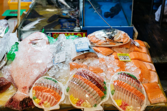 Ngoài các loại hải sản tươi sống, khu chợ này còn có bán những mặt hàng đã được cắt thái, sơ chế sẵn cho mọi nhu cầu chế biến của khách hàng. Nếu như bạn muốn ăn sashimi, rất dễ để mua được một gói hàng có sẵn những lát cá sống được thái đều, sạch sẽ đi kèm với dưa chua, gừng và wasabi. Chợ Noryangjin là một địa điểm lý tưởng cho những ai muốn trải nghiệm văn hóa ẩm thực thường ngày của người dân Hàn Quốc.    
