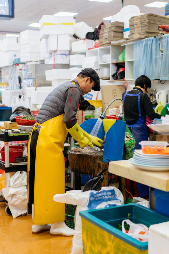 Khi đến chợ Noryangjin, loại trang phục lý tưởng nhất là quần áo vải dễ giặt và ủng cao su.    