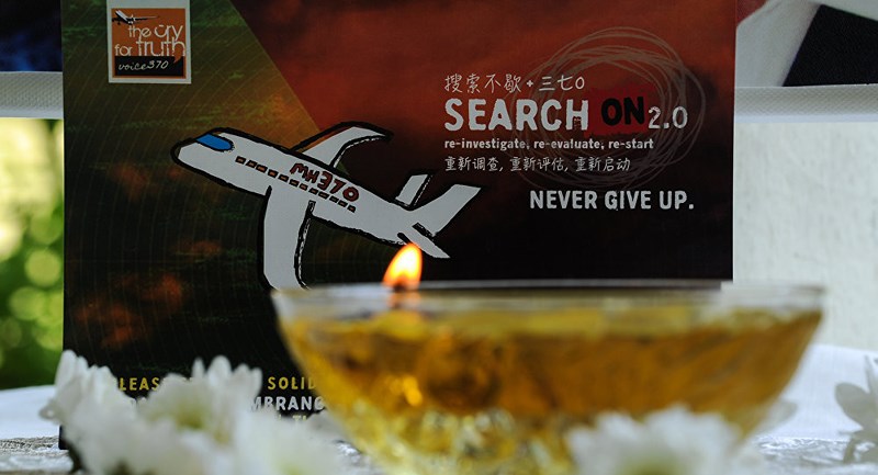 Một ngọn nến được thắp lên để cầu nguyện cho các nạn nhân xấu số trên chuyến bay MH370. Ảnh: AFP    