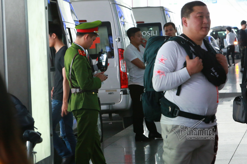 An ninh được thắt chặt ngay từ sảnh ngoài sân bay quốc tế Nội Bài  