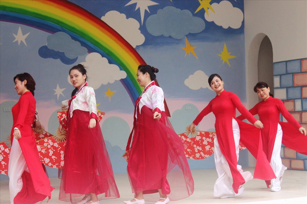  Giáo viên của trường cũng tất bật tập luyện các điệu múa truyền thống, thể hiện tình hữu nghị giữa hai nước Việt -Triều.  