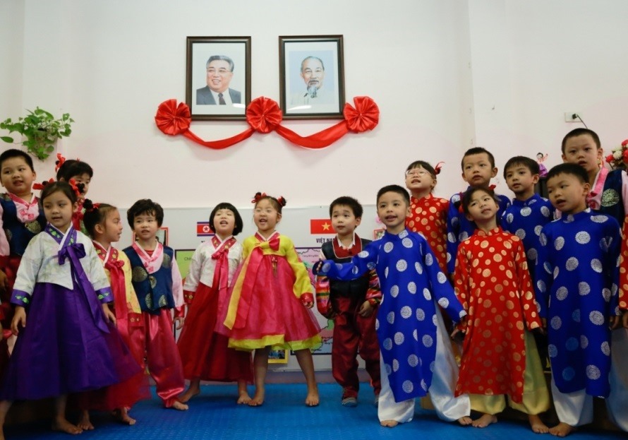  Học sinh của Trường Việt Triều Hữu Nghị luôn mặc trang phục truyền thống của Triều Tiên và Việt Nam trong những dịp đặc biệt.  