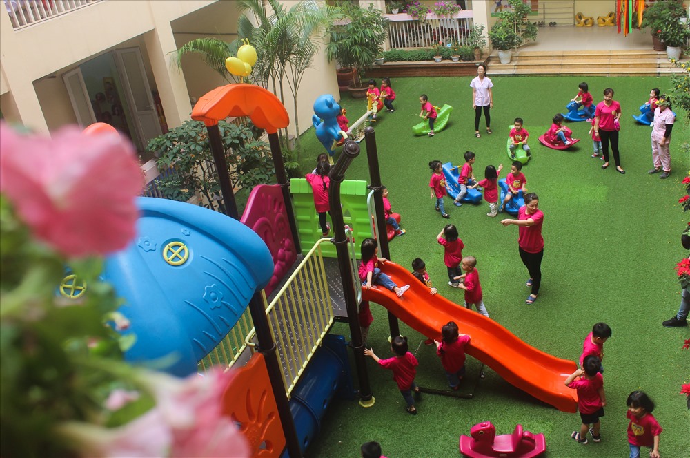  Trường Mầm non Việt Triều Hữu Nghị có cơ sở vật chất rất khang trang, có nhiều khu vui chơi dành cho học sinh. Hiện nay, trường trực thuộc Sở Giáo dục Đào tạo Hà Nội.  