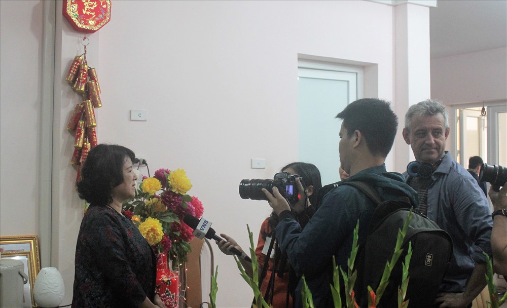 Những ngày qua, cô Nguyễn Thị Minh Hà tất bật đón các đoàn báo chí, truyền thông quốc tế tới ghi nhận tại trường khi biết đoàn lãnh đạo cấp cao của Triều Tiên sẽ tới thăm trường.  