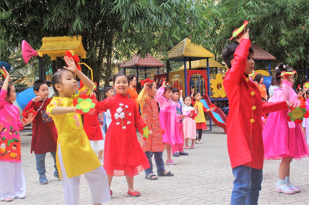 Trước khi bắt đầu vào học, đúng 8h sáng 21.2, học sinh của Trường Việt Triều tập trung dưới sân trường để múa, hát những bài dân ca của Việt Nam và Triều Tiên.  