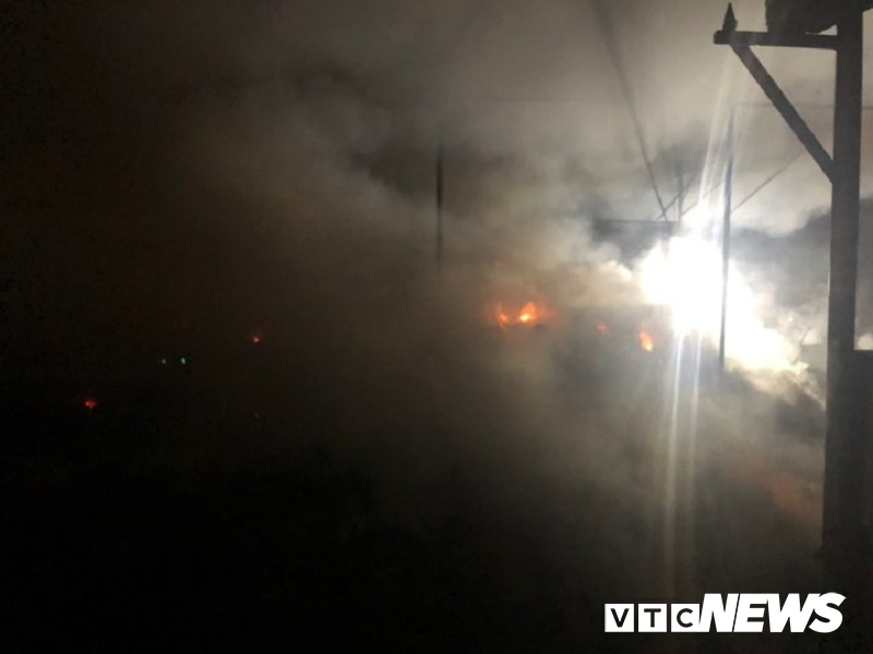 Tính đến 0h ngày 23/2 ngọn lửa trong vụ cháy lớn tại nhà máy giấy nằm ven bên quốc lộ 1A tuyến tránh TP Huế đoạn qua phường Thủy Phương (thị xã Hương Thủy, tỉnh Thừa Thiên - Huế) vẫn chưa được khống chế hoàn toàn.    