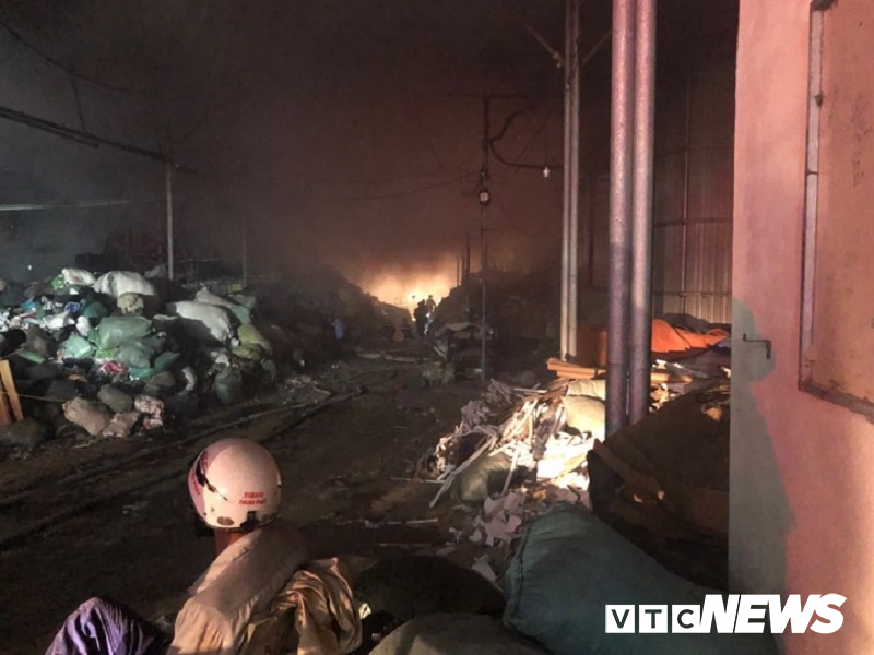  Do nhà máy xảy ra vụ cháy khá rộng, vị trí cháy lại xảy ra ở sâu bên trong nhà máy khiến việc đưa máy móc phục vụ công tác cứu hỏa gặp nhiều khó khăn.     